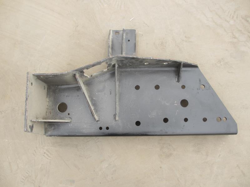 保险杠左托架总成