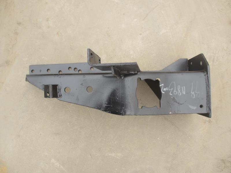 保险杠右托架总成