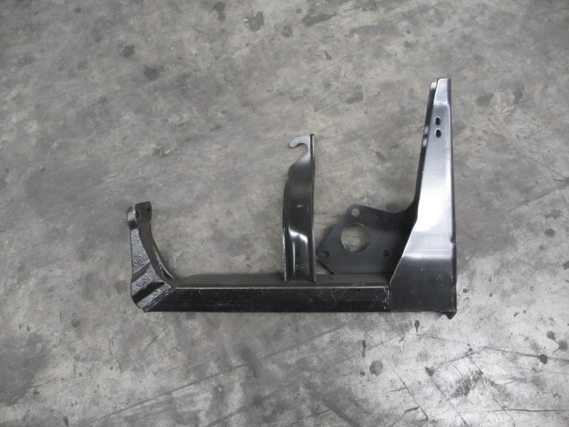 左后踏板支架总成