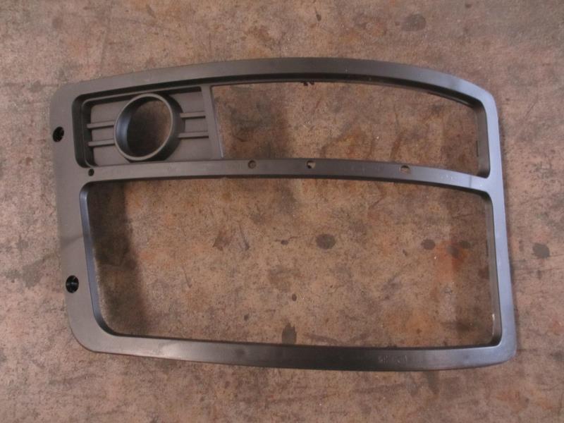 前照灯护罩(右)