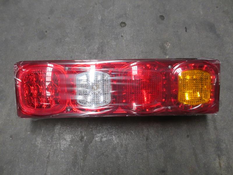 右组合尾灯(LED)