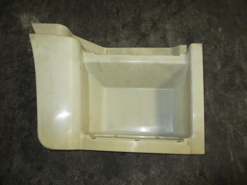 右下脚踏护罩板