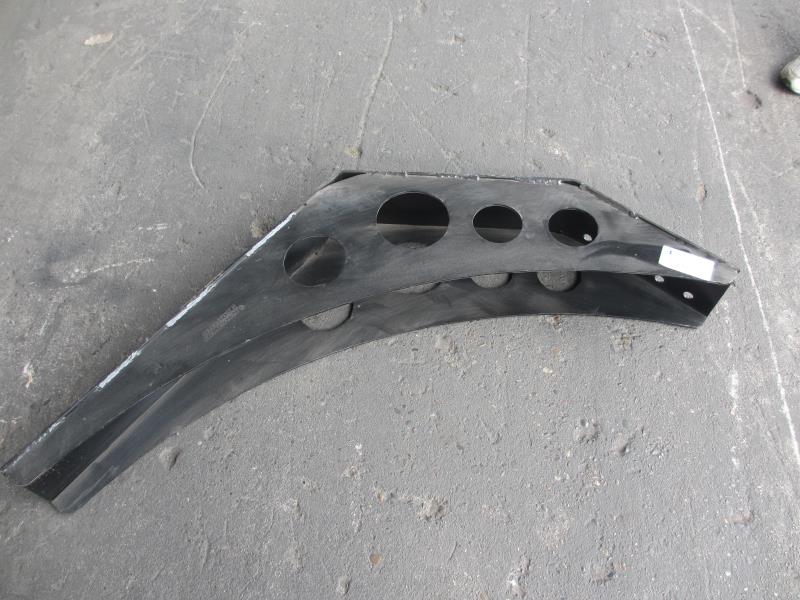 右平台前支架[装于右纵梁前桥中心线前240mm处]