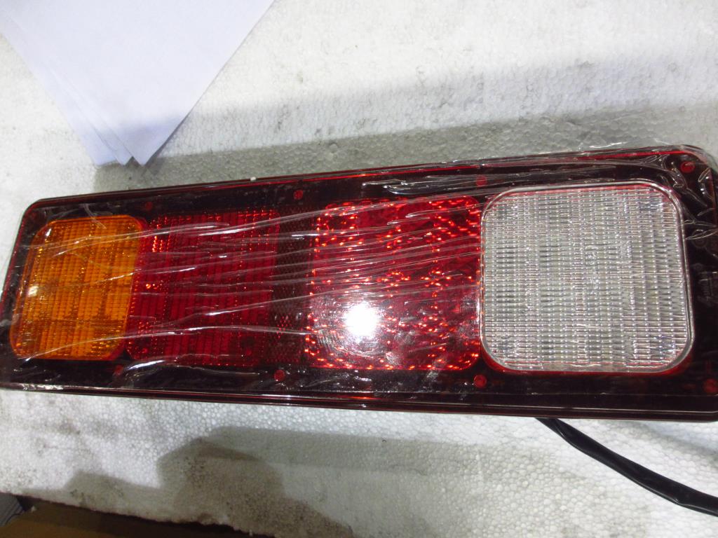 带侧标志灯的LED组合后灯(右)