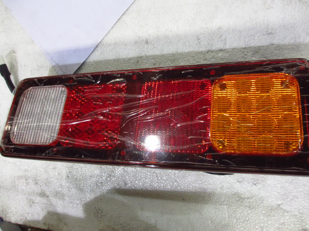 带侧标志灯的LED组合后灯(左)