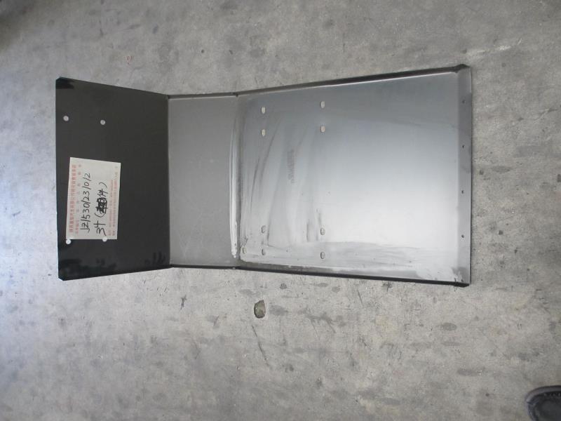 右翼子板（与左件对称）