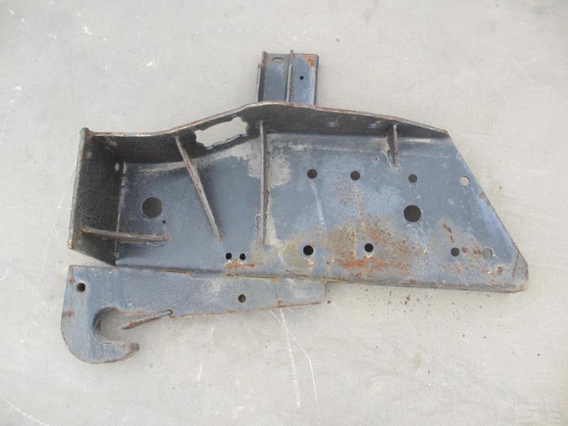 保险杠左托架总成