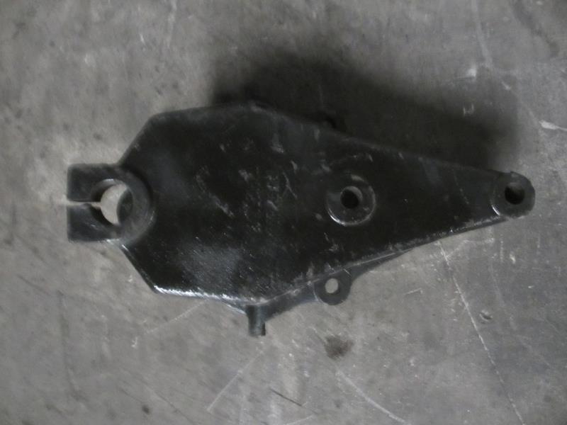 前簧前支架(左)