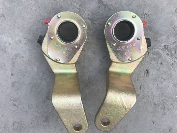 后制动臂（右）