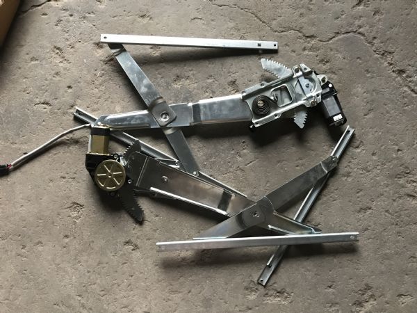 右玻璃升降器电机及摆臂