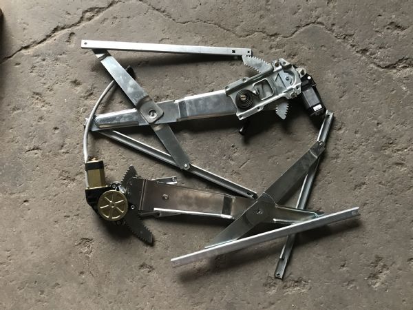 左玻璃升降器电机及摆臂