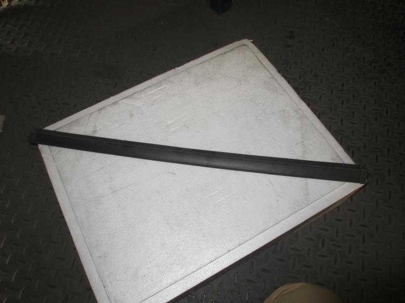 左右车门玻璃外披水条