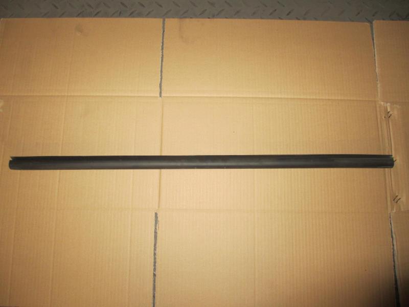 左右车门玻璃内披水条