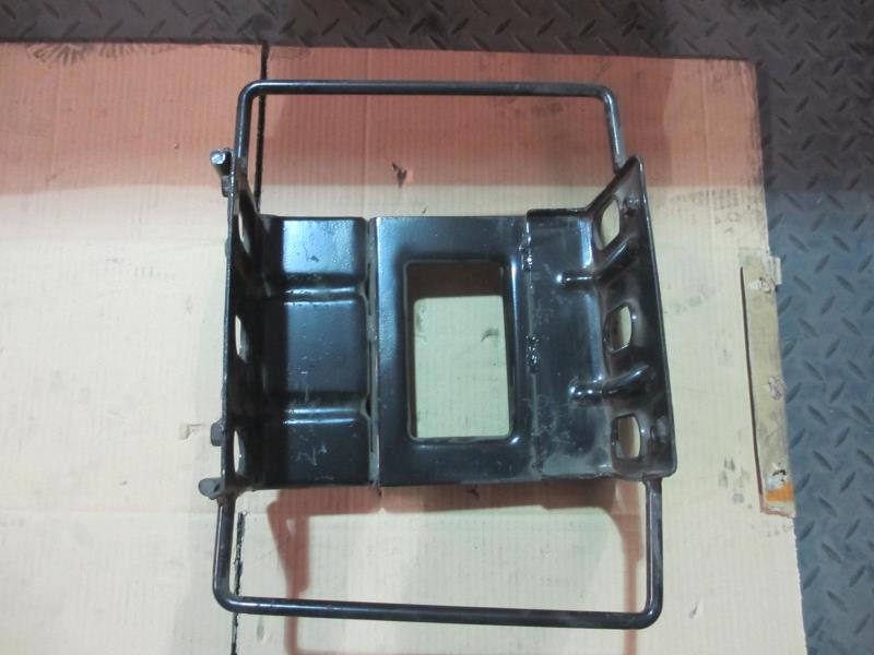 右脚踏板护罩支架