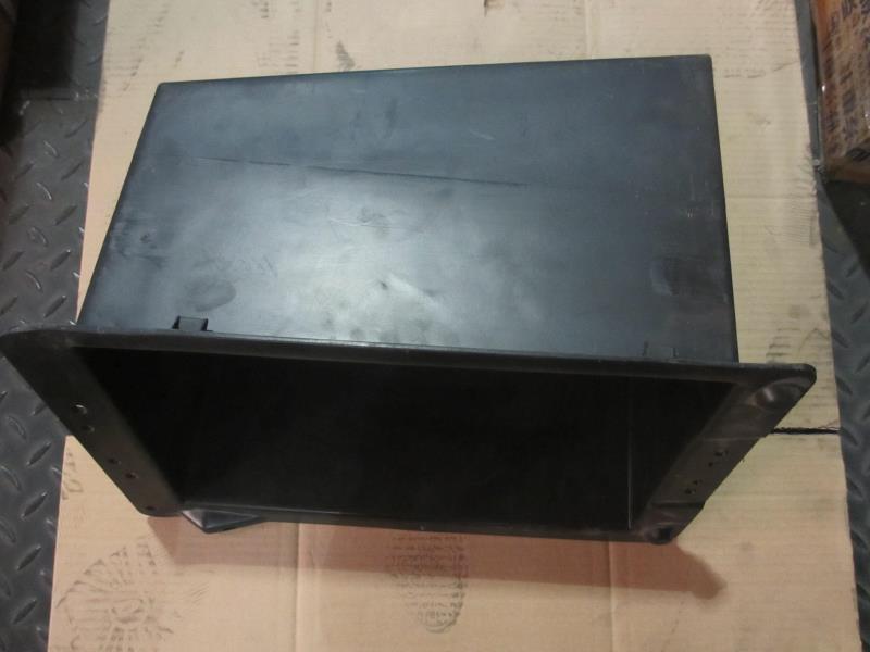 右杂物盒-前顶棚