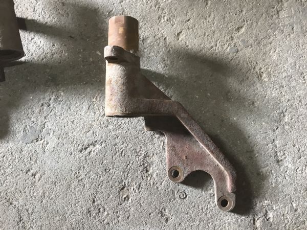 右气室支座(C3501162D)