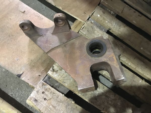 左气室支座总成(C3504060D1)